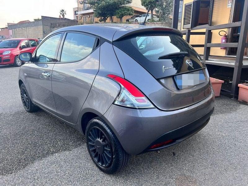 Lancia Ypsilon 1.0 FireFly 5 porte S&S Hybrid Silver