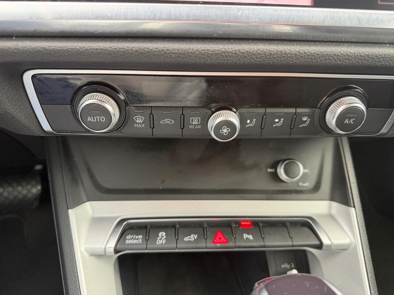 Audi Q3 45 TFSI e S tronic Business