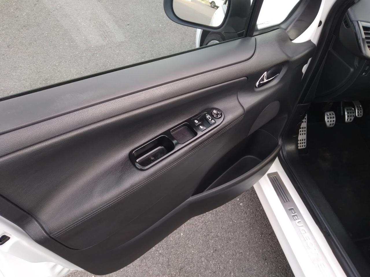 Peugeot 207 1.6 turbo 156CV 6marce 5p. Allure