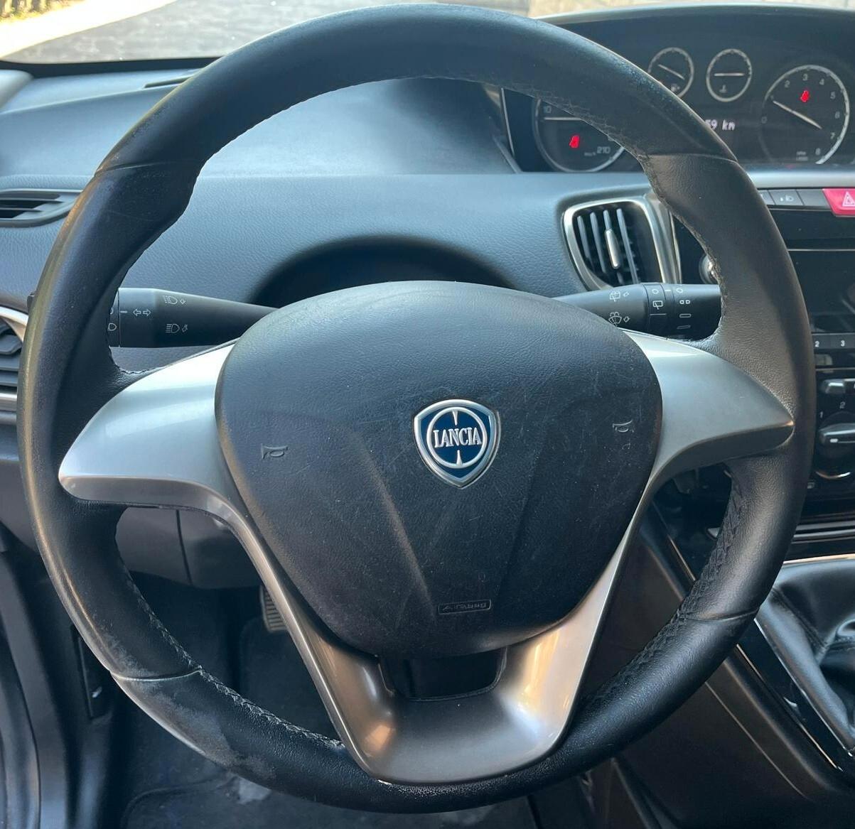 Lancia Ypsilon 1.2 69 CV 5 porte Gold