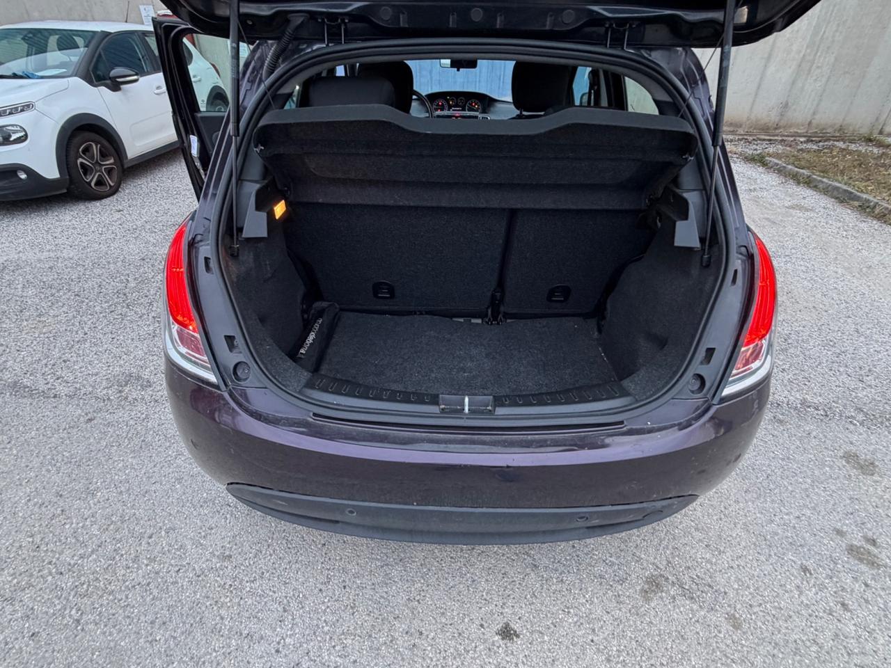 Lancia Ypsilon 1.2 69 CV Unyca