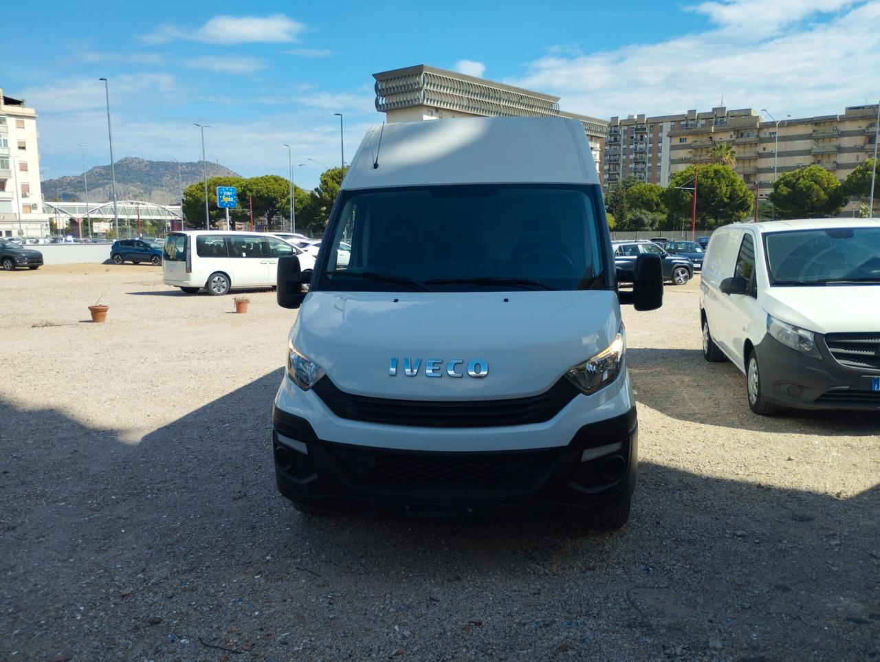 Iveco Daily 33S12 2.3 Cabinato