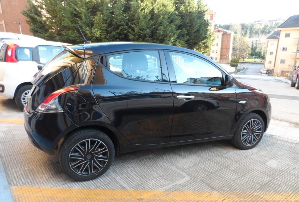Lancia Ypsilon 1.0 FireFly 70 CV Hybrid Gold