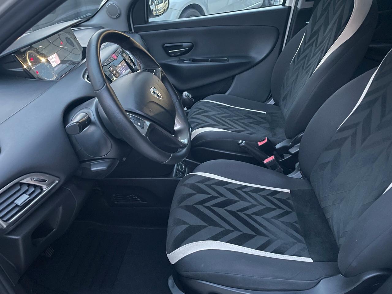 Lancia Ypsilon 1.2 Platinum 69cv NEOPATENTATI