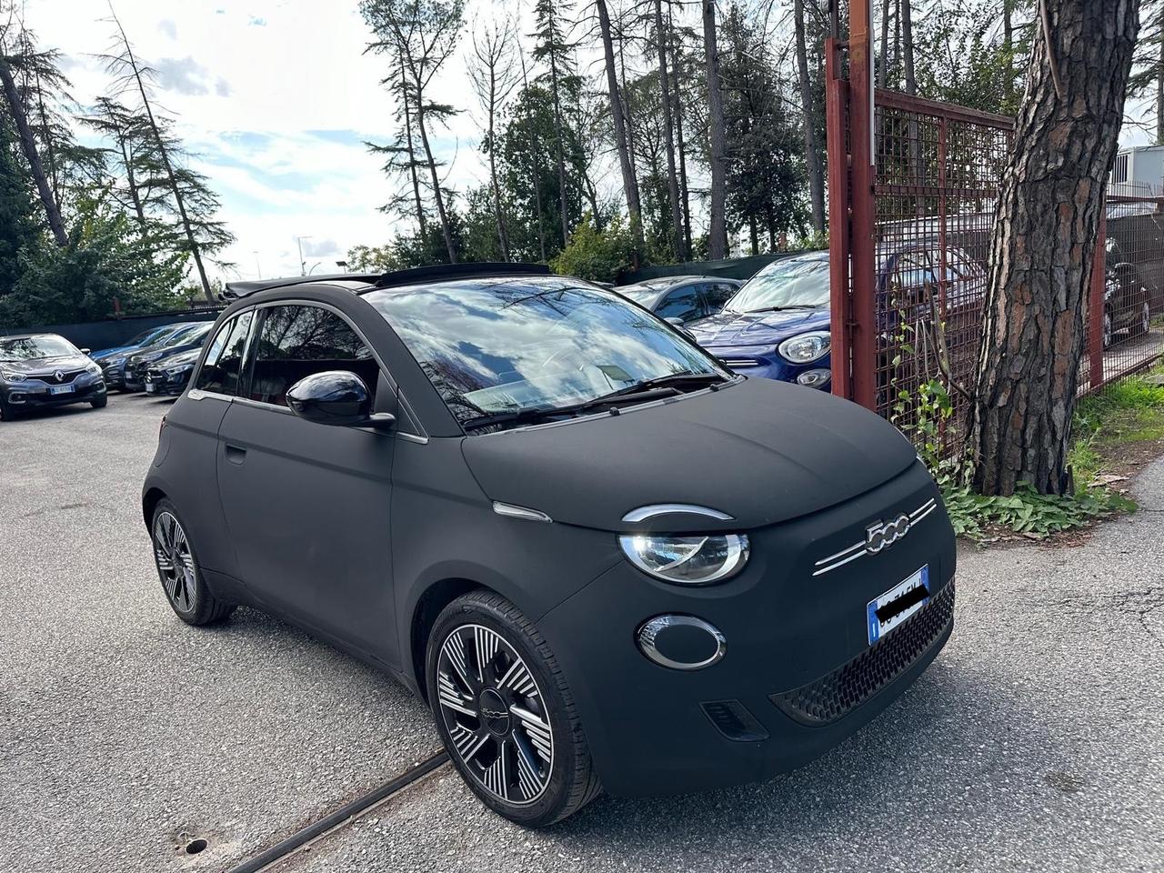 Fiat 500 La Prima Cabrio 42 kWh nera opaca full led prezzo promo