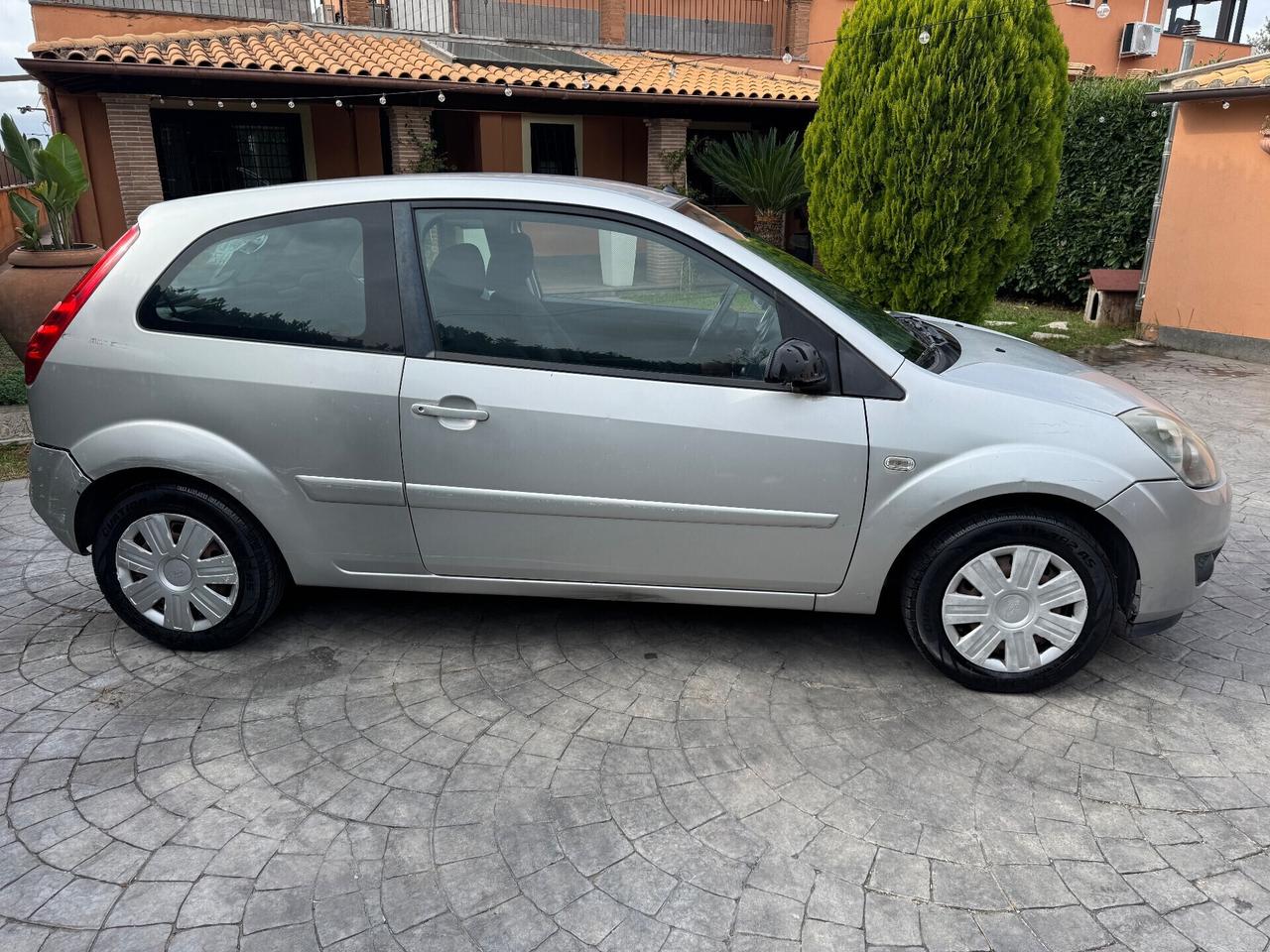 FORD FIESTA 1.2 benzina - POCHI KM - 2007