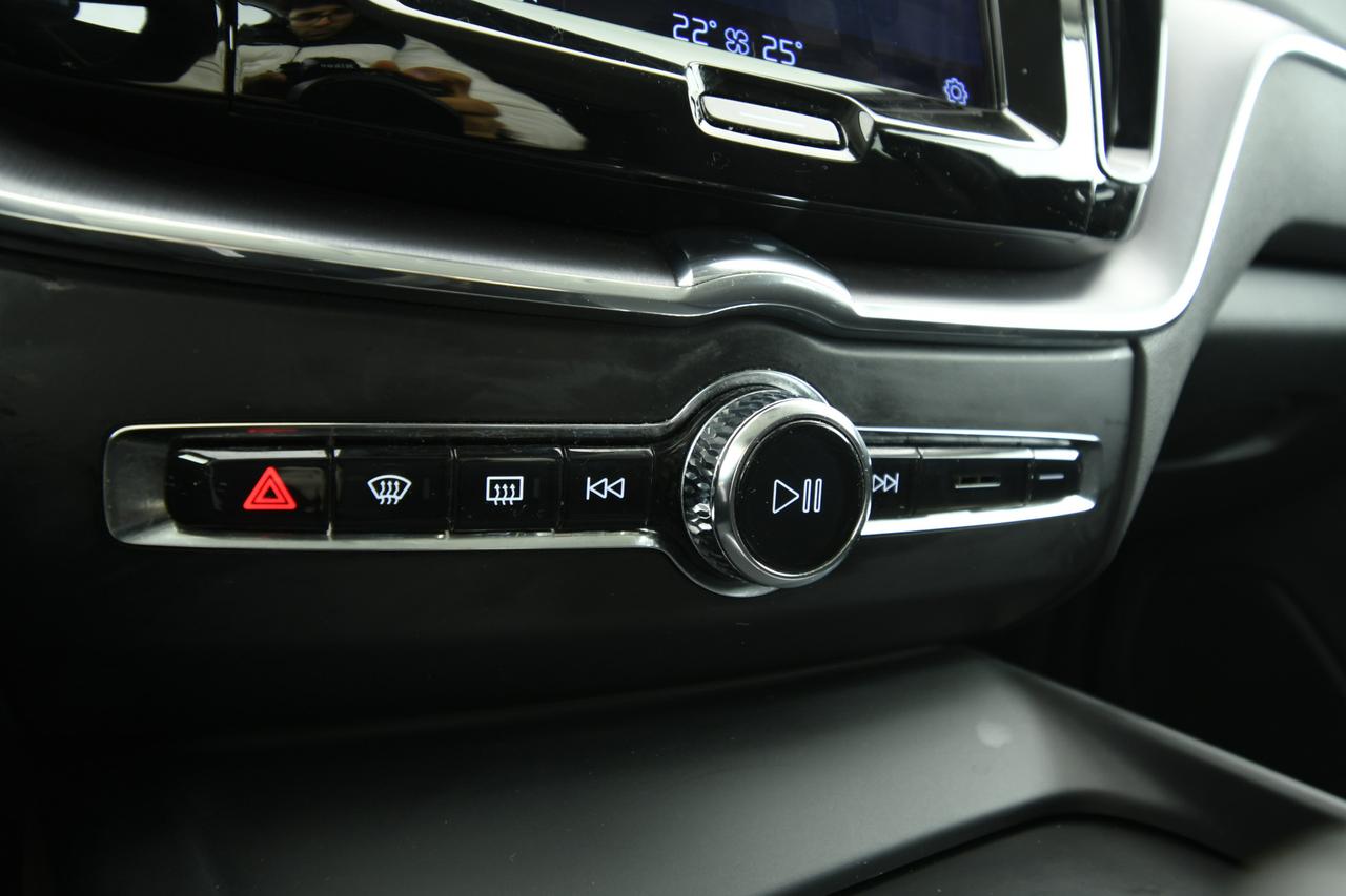 VOLVO XC60 2.0 b4 Momentum Pro awd auto CAMERA+C18"