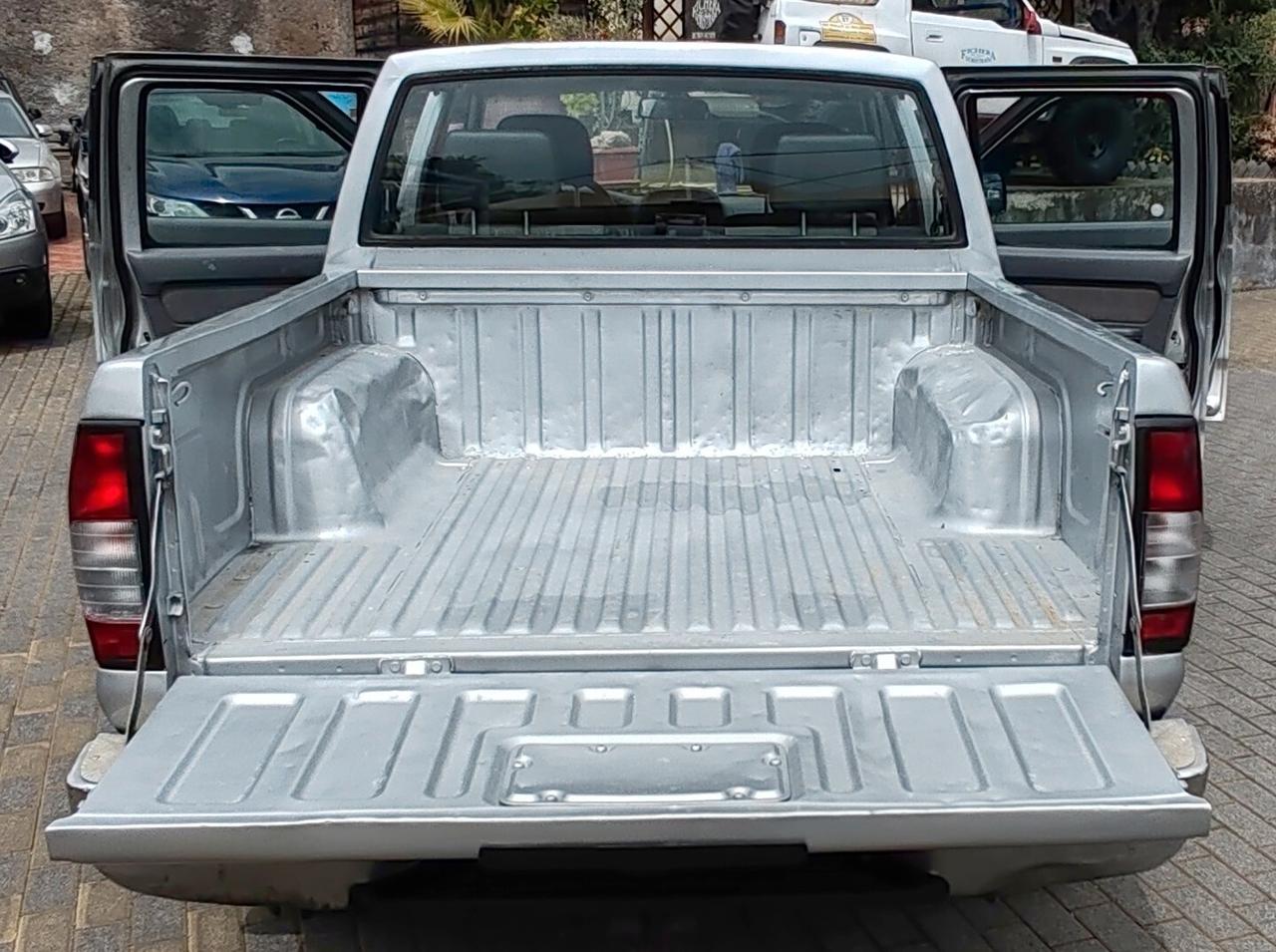 Nissan Navara Pick-up 2.5 TD 4 porte Double Cab