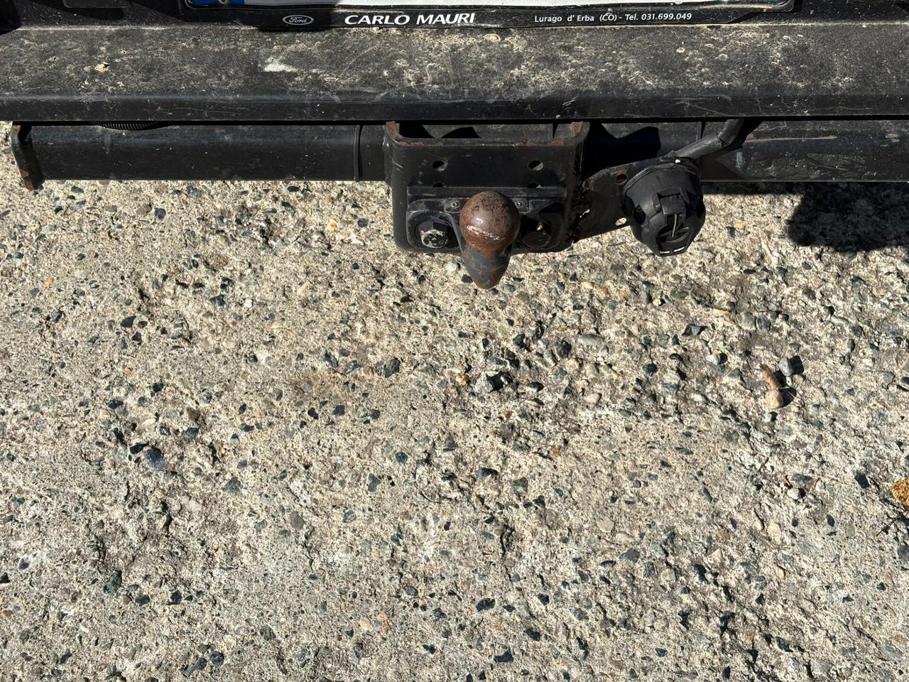 Ford Transit centinato con gancio traino