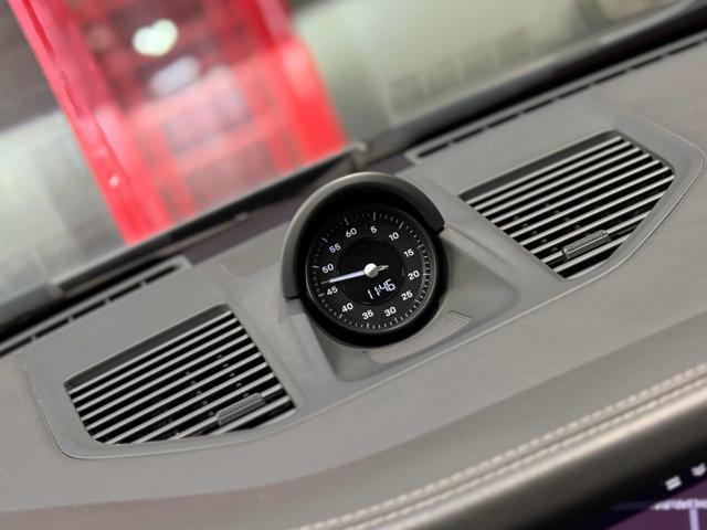 PORSCHE 911 Carrera 4