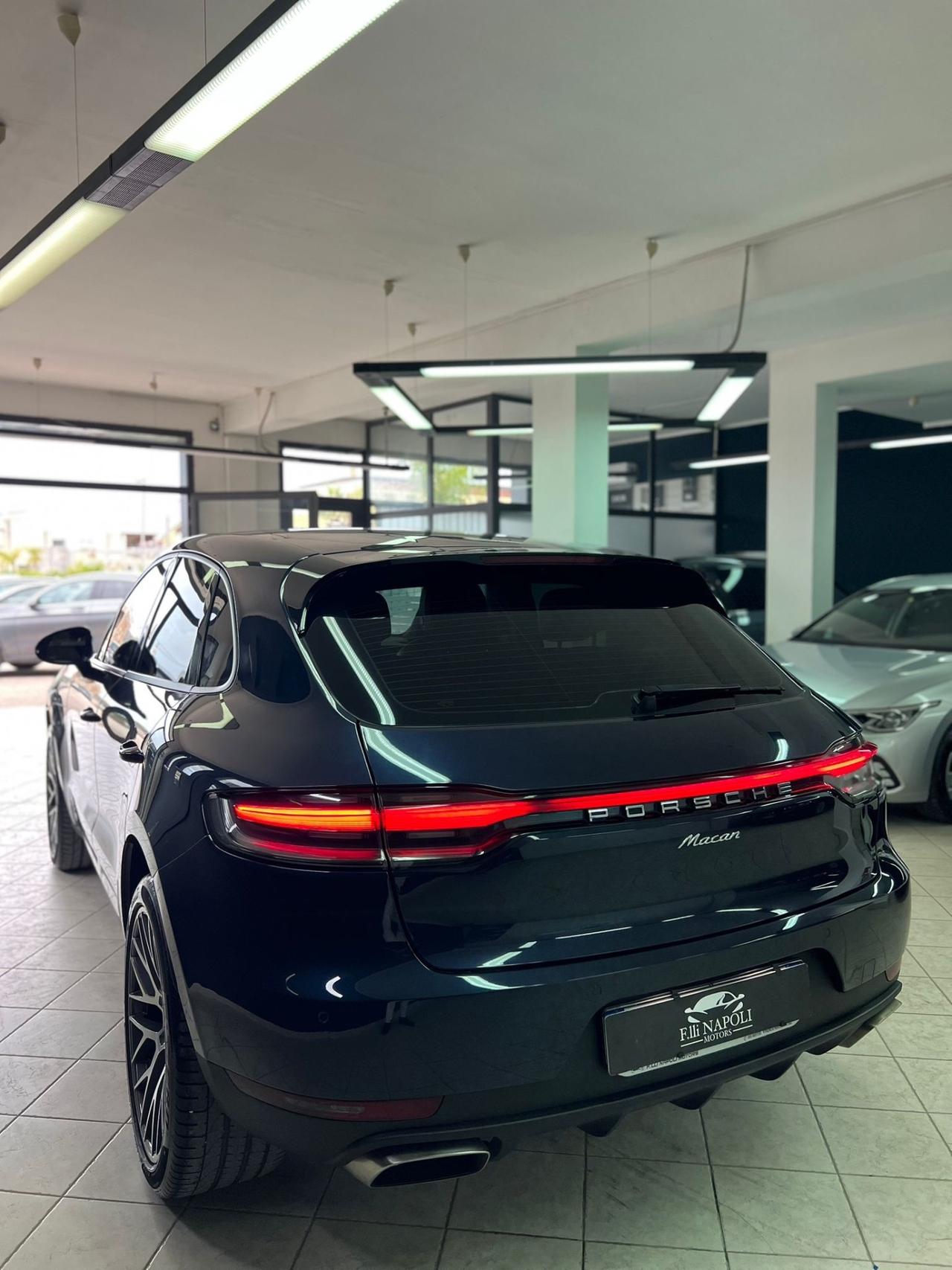 Porsche Macan 2.0 Iva esposta