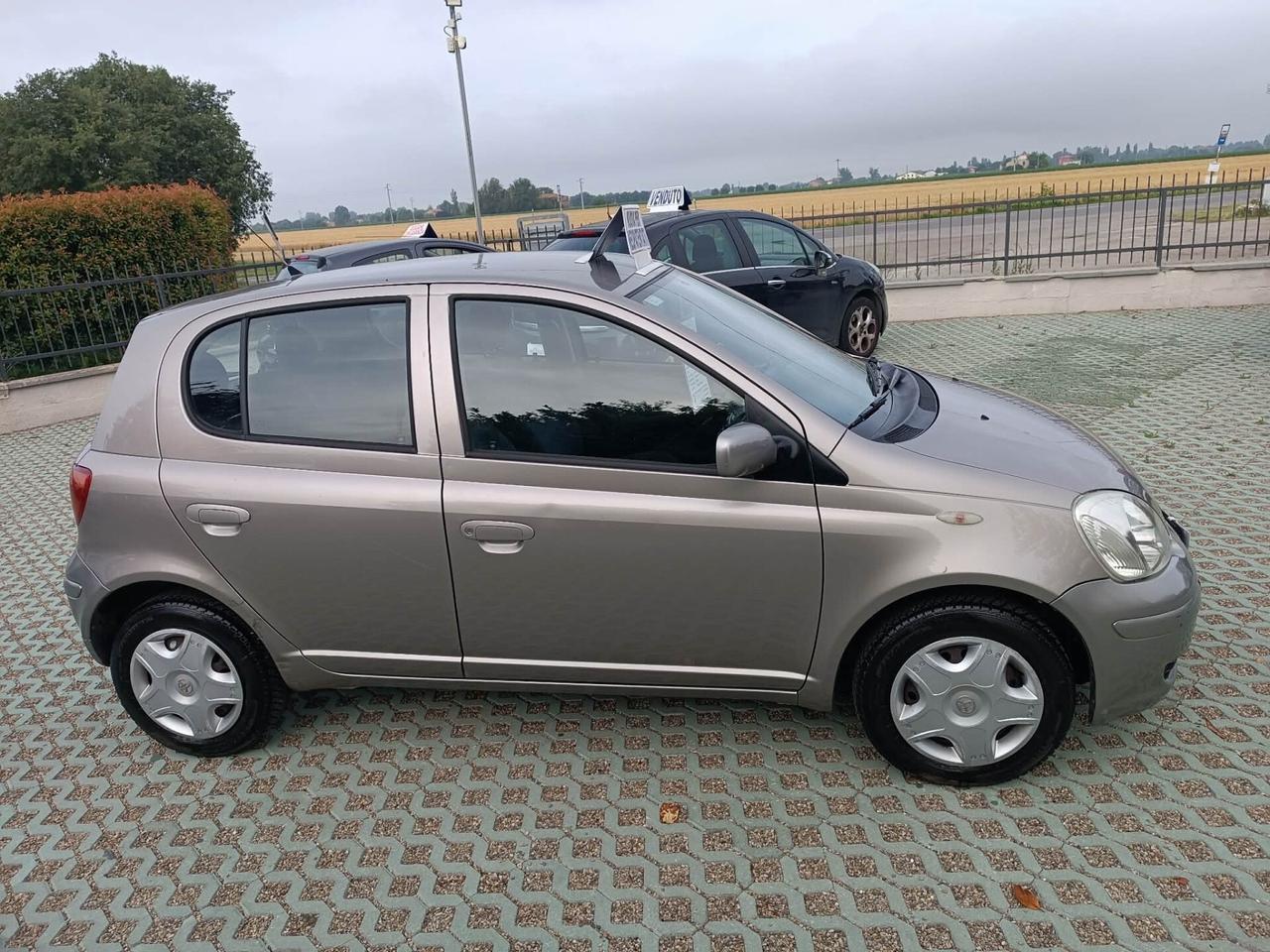Toyota Yaris 1.0i 16V cat 5 porte Sol