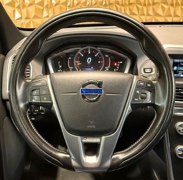 Volvo XC 60 XC60 2.4 d5 R-design Kinetic awd 220cv geartronic