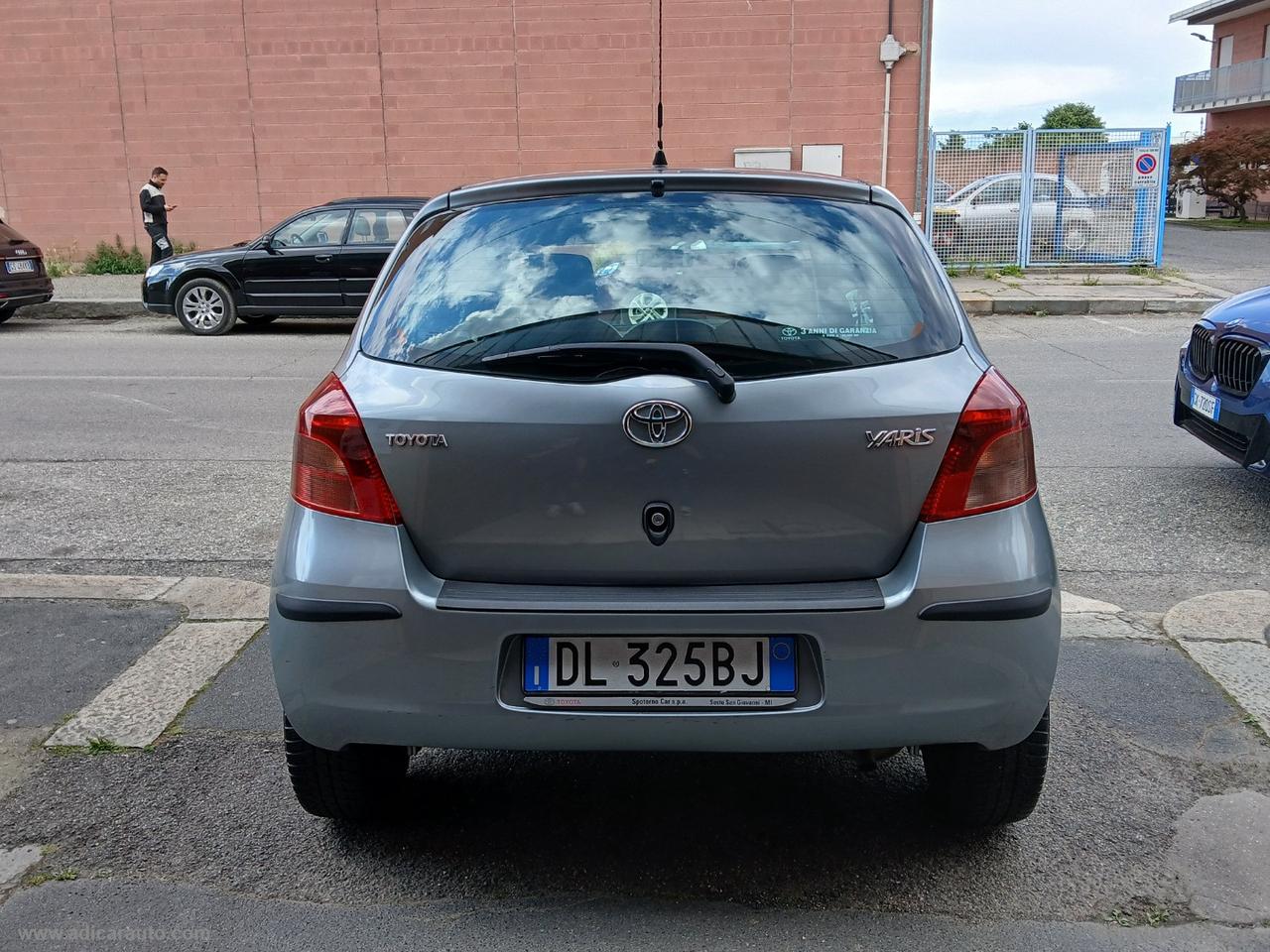 TOYOTA Yaris 1.0 3p.