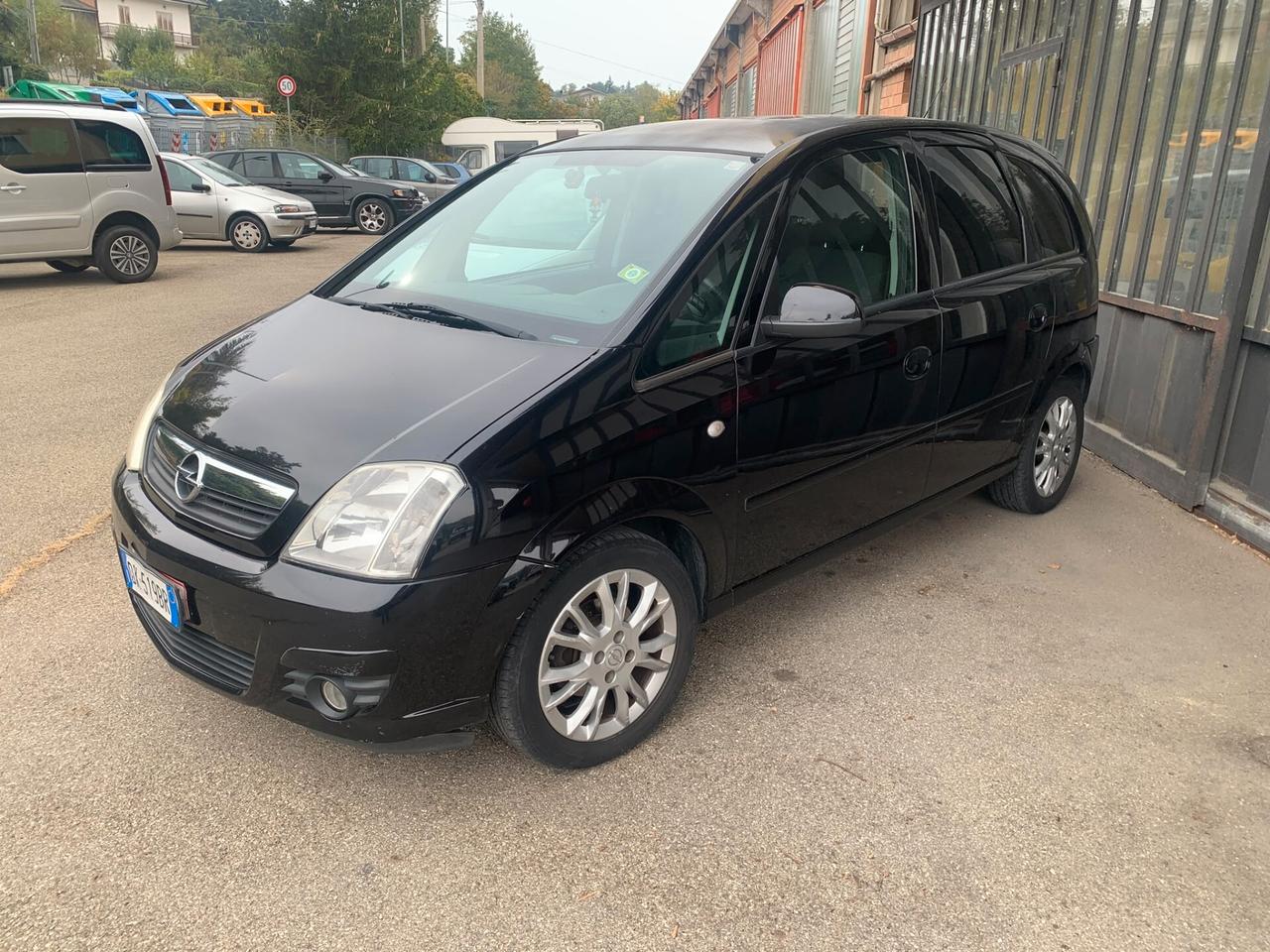 Opel Meriva benzina-anno 2009 148000 km - a posto di meccanica, carrozzeria, interni