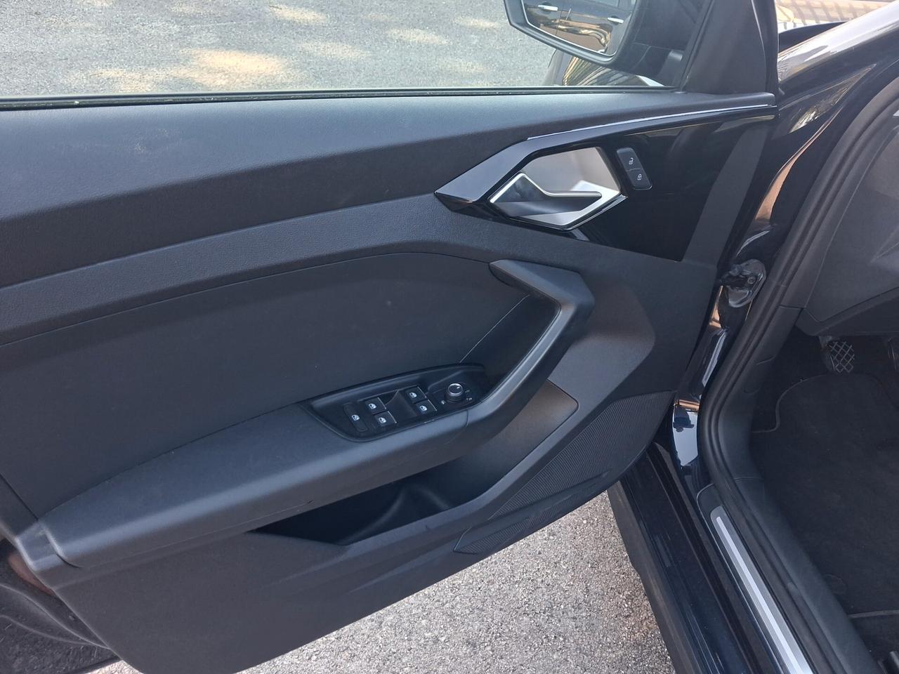 Audi A1 citycarver 30 TFSI Identity Contrast