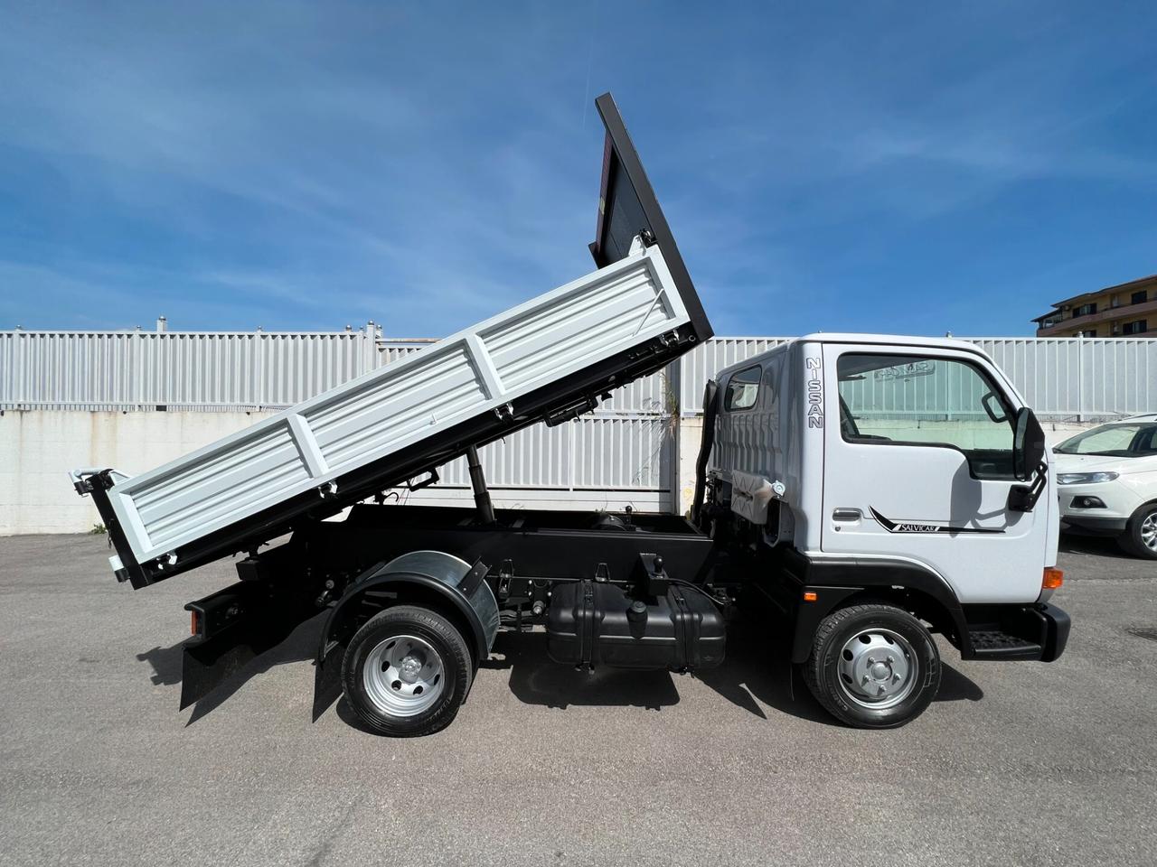 Nissan cabstar ribaltabile trilaterale Anno immatricolazione 2003