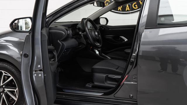 TOYOTA Yaris 1.5 Hybrid IVA ESPOSTA NEOPATENTATI