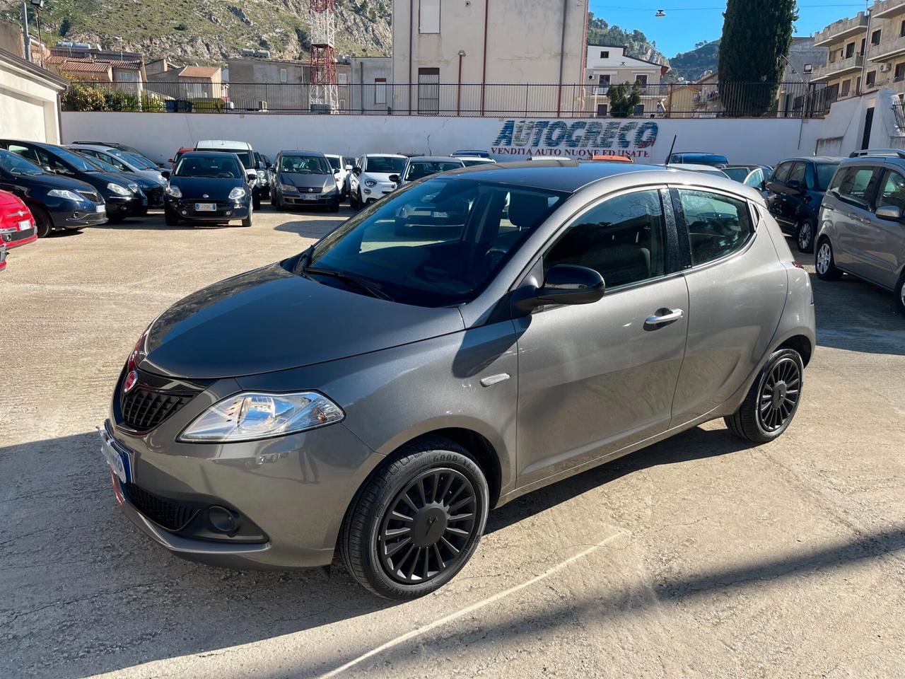 Lancia Ypsilon 1.0 FireFly 5 porte S&S Hybrid Ecochic Silver