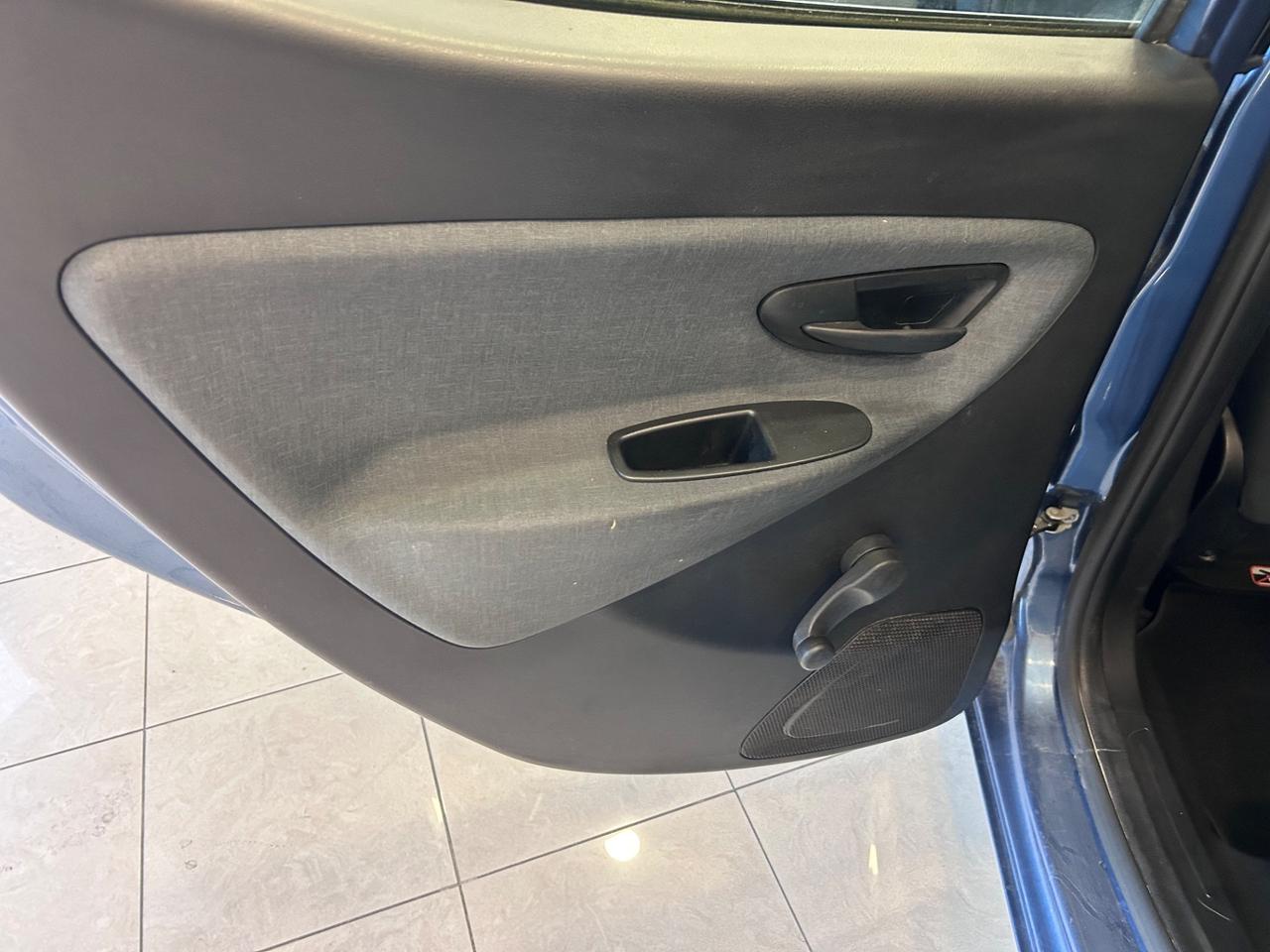 Lancia Ypsilon 1.0 FireFly 5 porte S&S Hybrid Silver