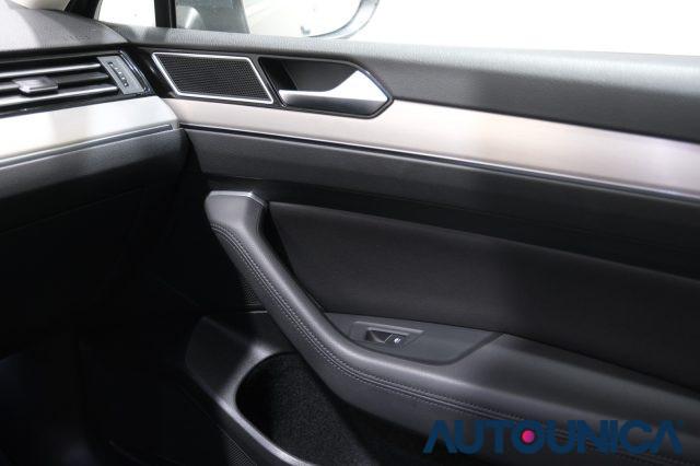 VOLKSWAGEN Passat Variant 2.0 TDI 190 CV DSG HIGHLINE BMT FARI LED