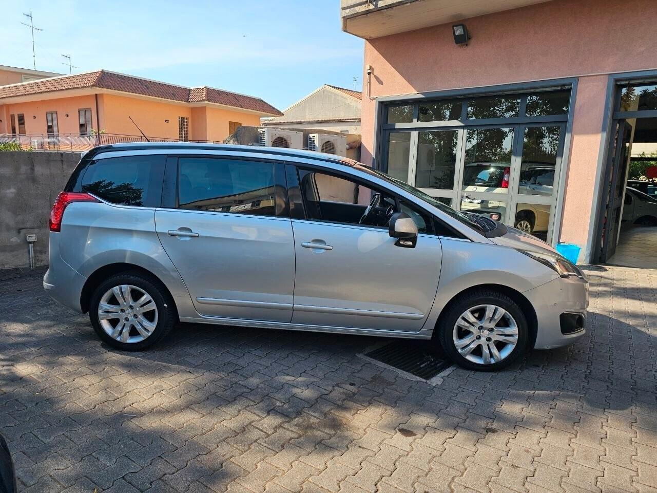 Peugeot 5008 1.6 Diesel Allure 7 Posti – Tetto Panoramico – Navigatore – KM CERTIFICATI