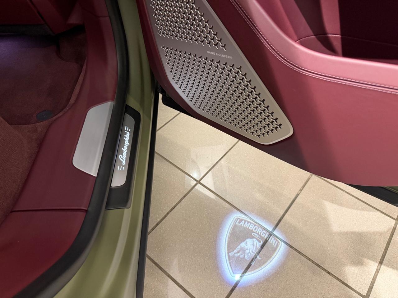 Urus 4.0 SE ive esposti a pronta consegna 820cv