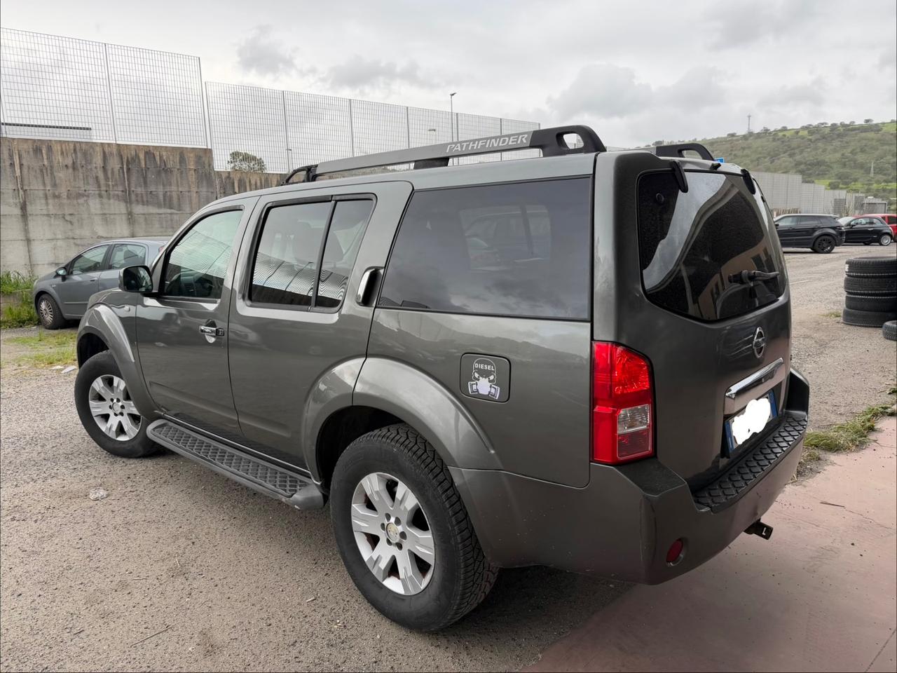 Nissan Pathfinder fuoristrada 4x4 7 posti