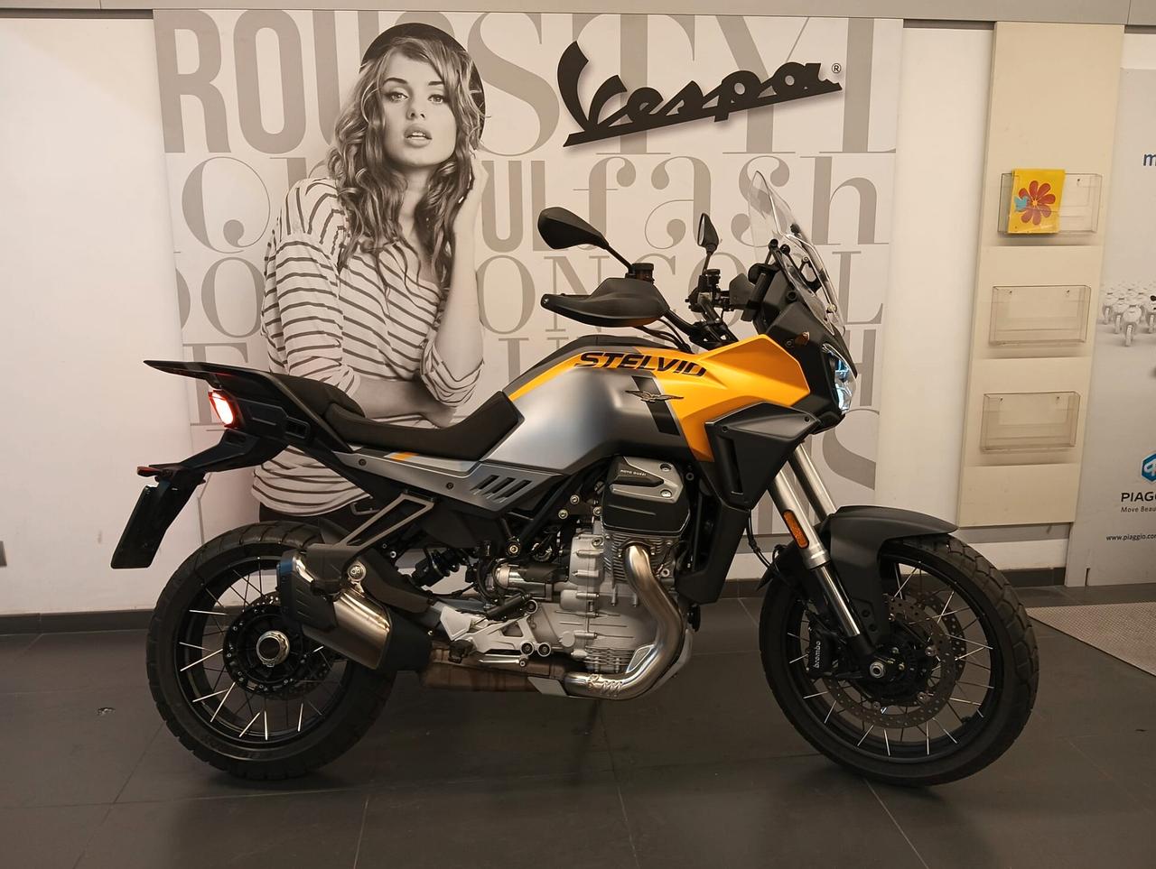 Moto Guzzi Stelvio giallo savana