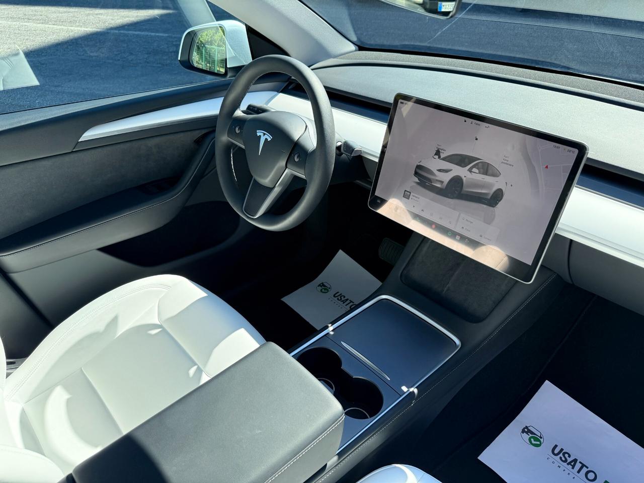 Tesla Model Y Long Range AWD Interni BIANCHI