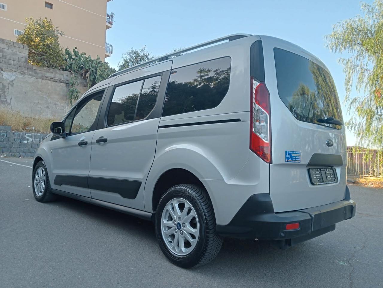 Ford Tourneo Connect Pianale ribassato con rampa disabili in carrozzina