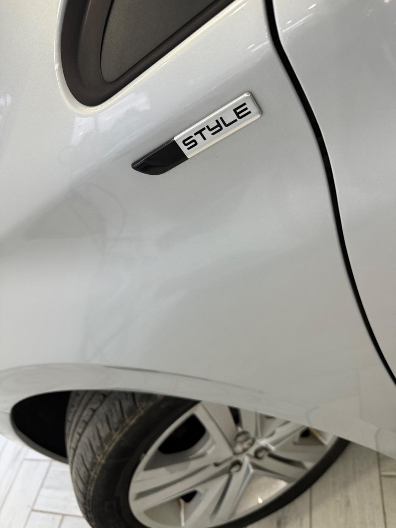 Peugeot 208 1.2 VTI 82 5P Allure STYLE+NAVI/LED2017