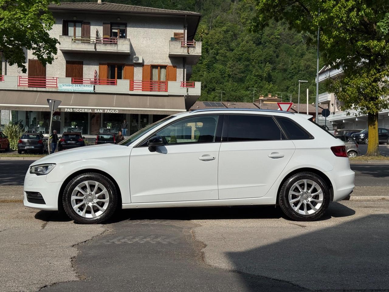 Audi A3 SPB 1.6 TDI Sport - SENSORI PER IL PARCHEGGIO - VETRI OSCURATI