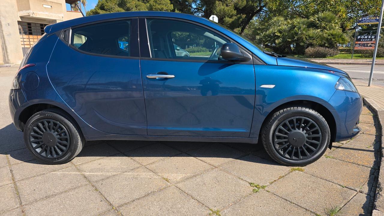 Lancia Ypsilon 1.0 FireFly 5 porte S&S Hybrid Ecochic Silver
