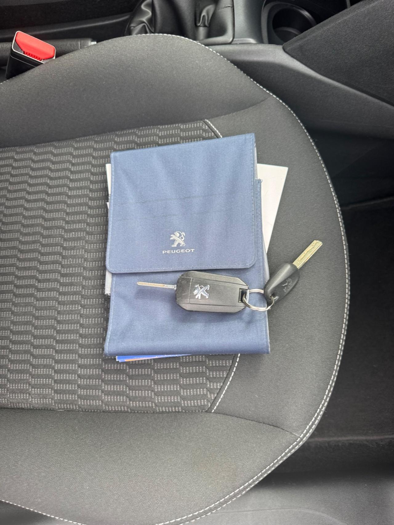 Peugeot 208 PureTech 82 5 porte neopatentati