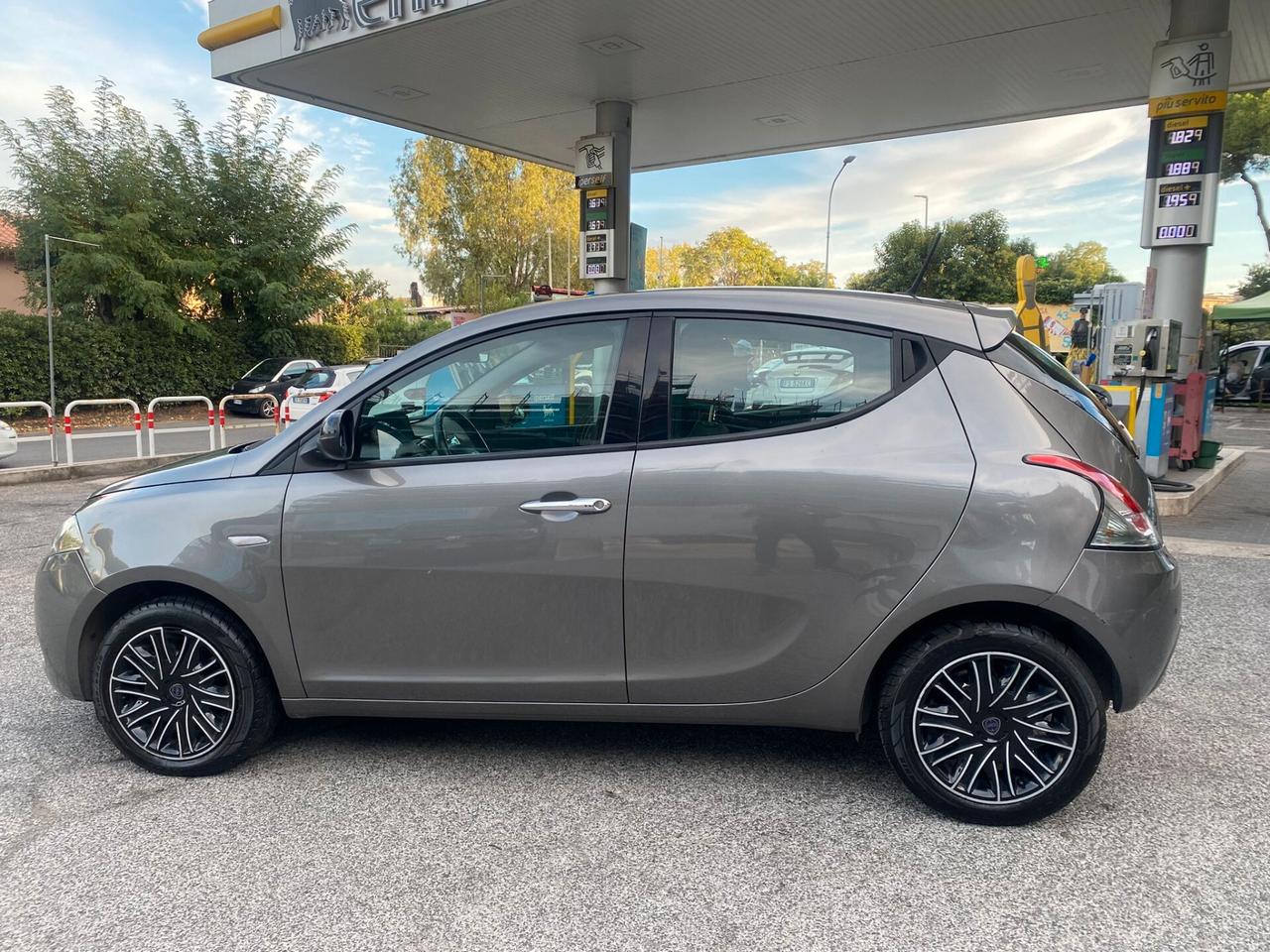 Lancia Ypsilon 1.2 69 CV 5 porte S&S Black and Noir