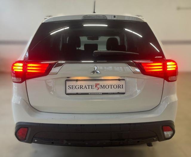 MITSUBISHI Outlander 2.2 DI-D 4WD Instyle Plus SDA 7 posti