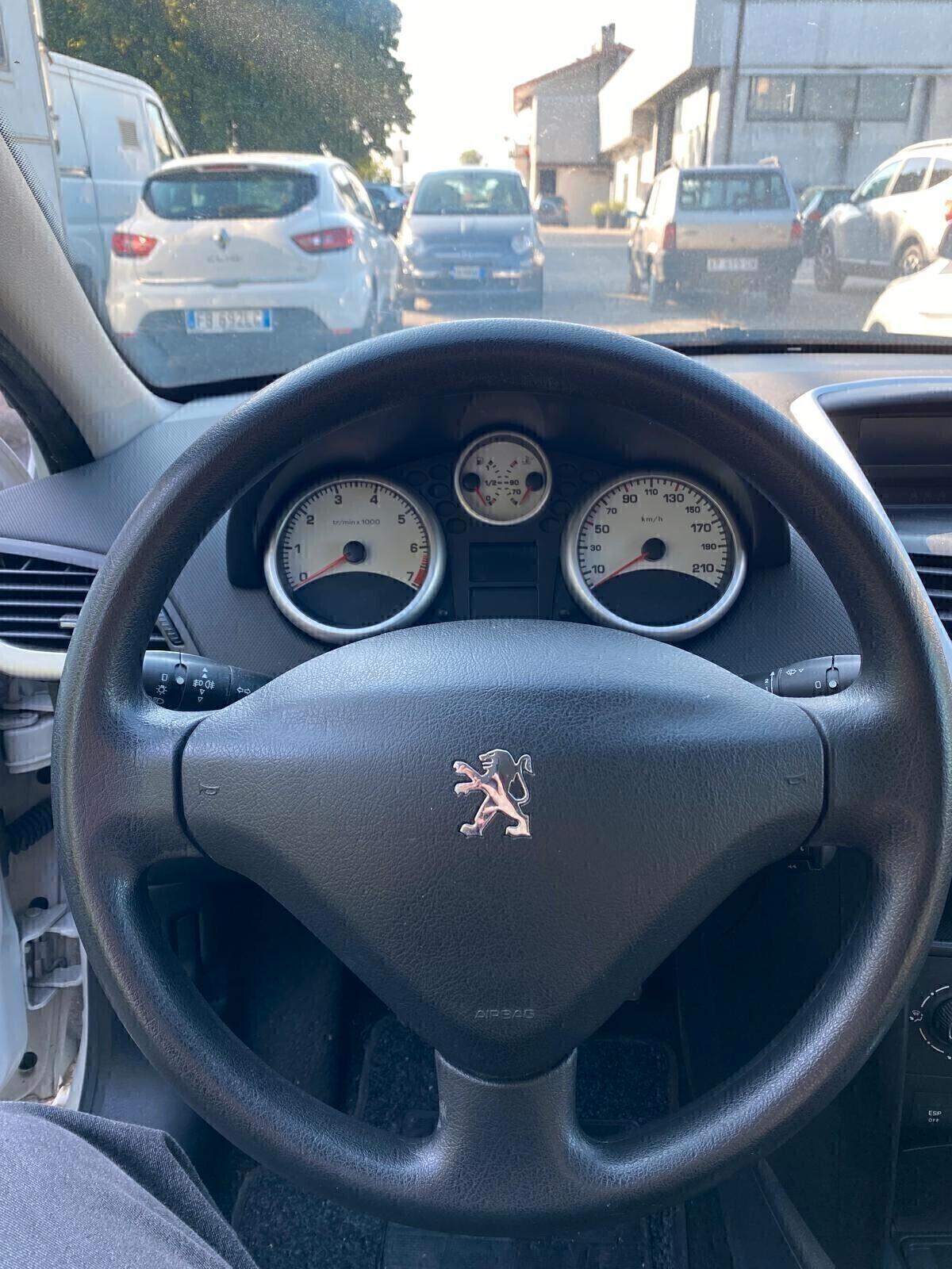 Peugeot 207 1.4 benzina Neopatentati