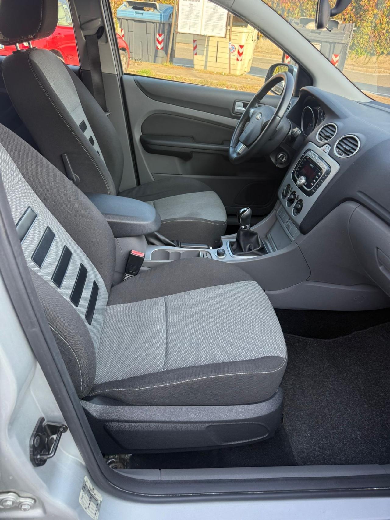 FORD FOCUS 1.6 BENZINA NEOPATENTATI OTTIME CONDIZIONI