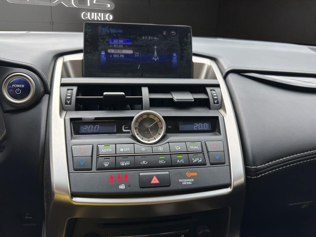 Lexus NX 300h 2.5 Executive 4wd cvt