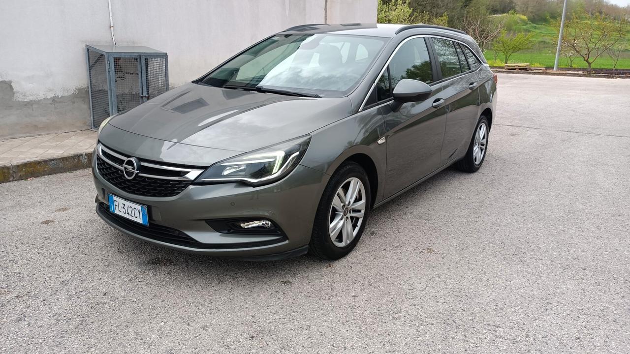 Opel Astra 1.6 Diesel anno 2017 navigatore