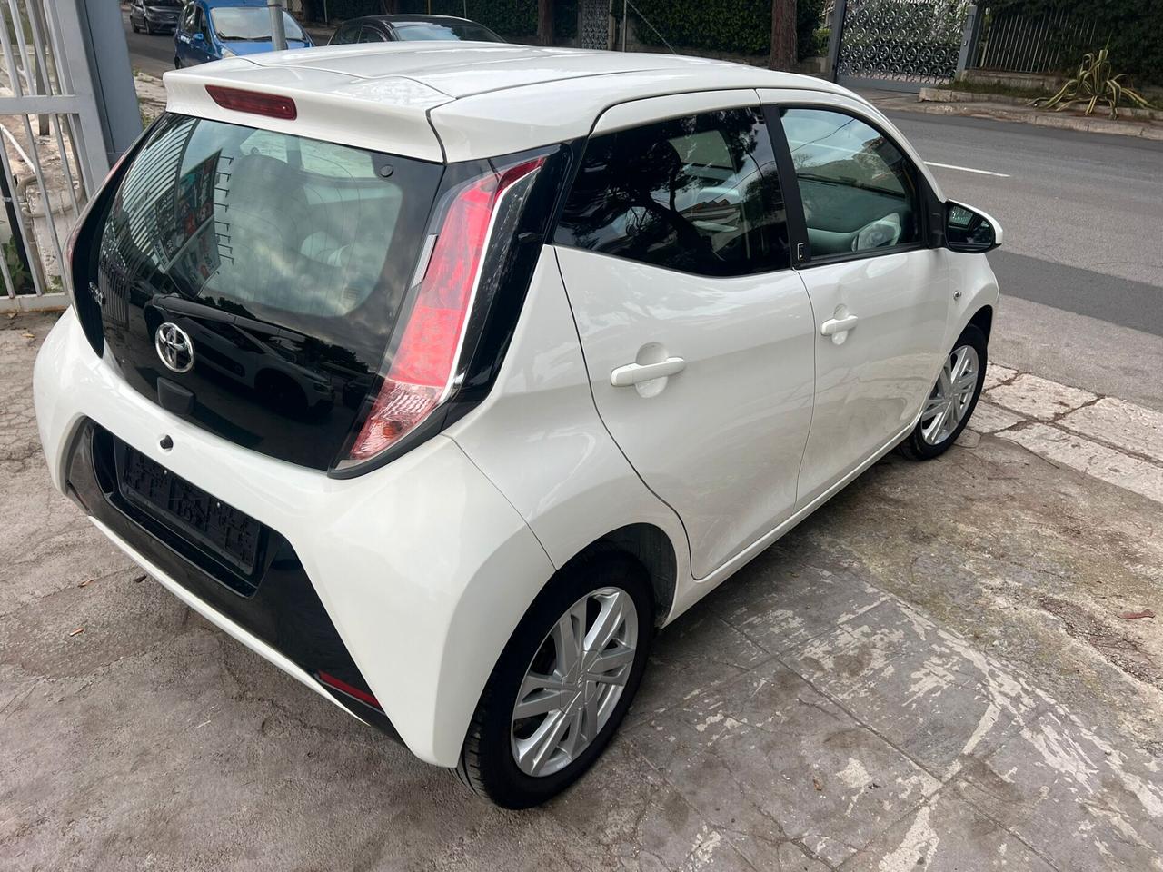 Toyota Aygo 1.0 VVT-i 69 CV 5 porte x-play TSS