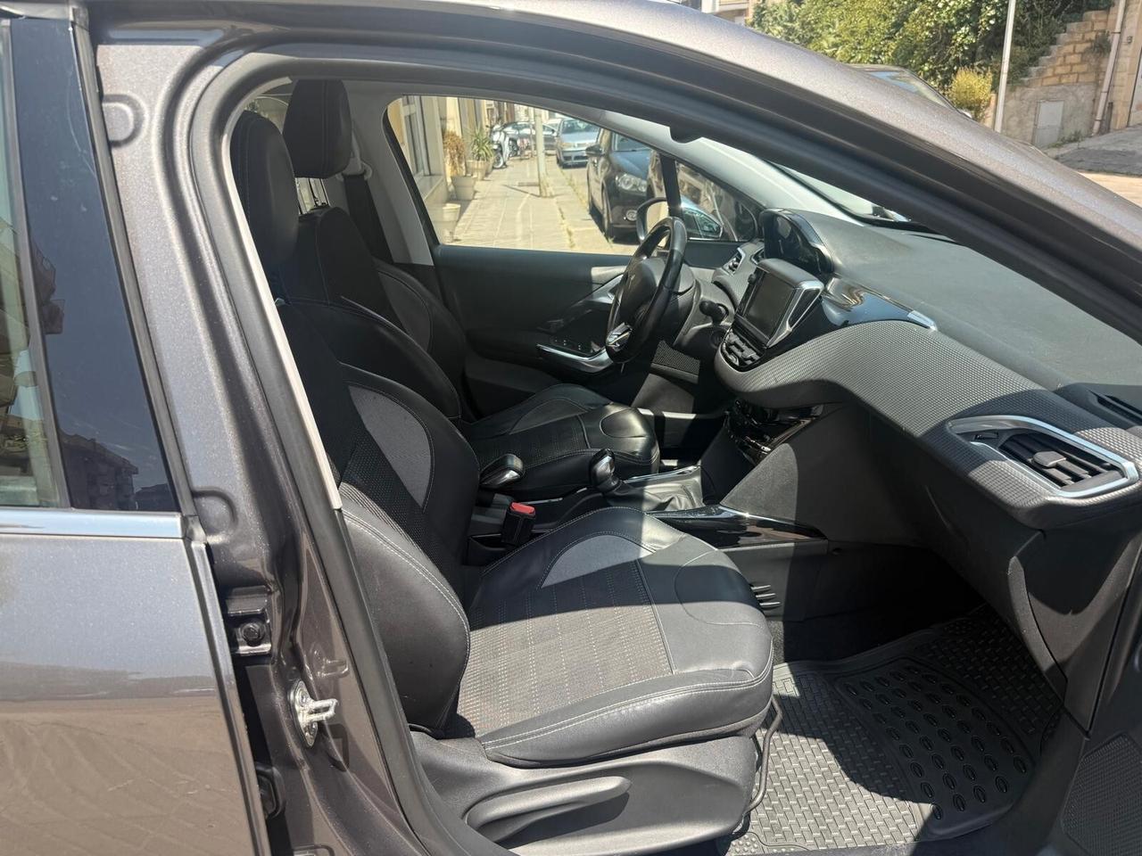Peugeot 2008 BlueHDi 100 S&S Black Matt