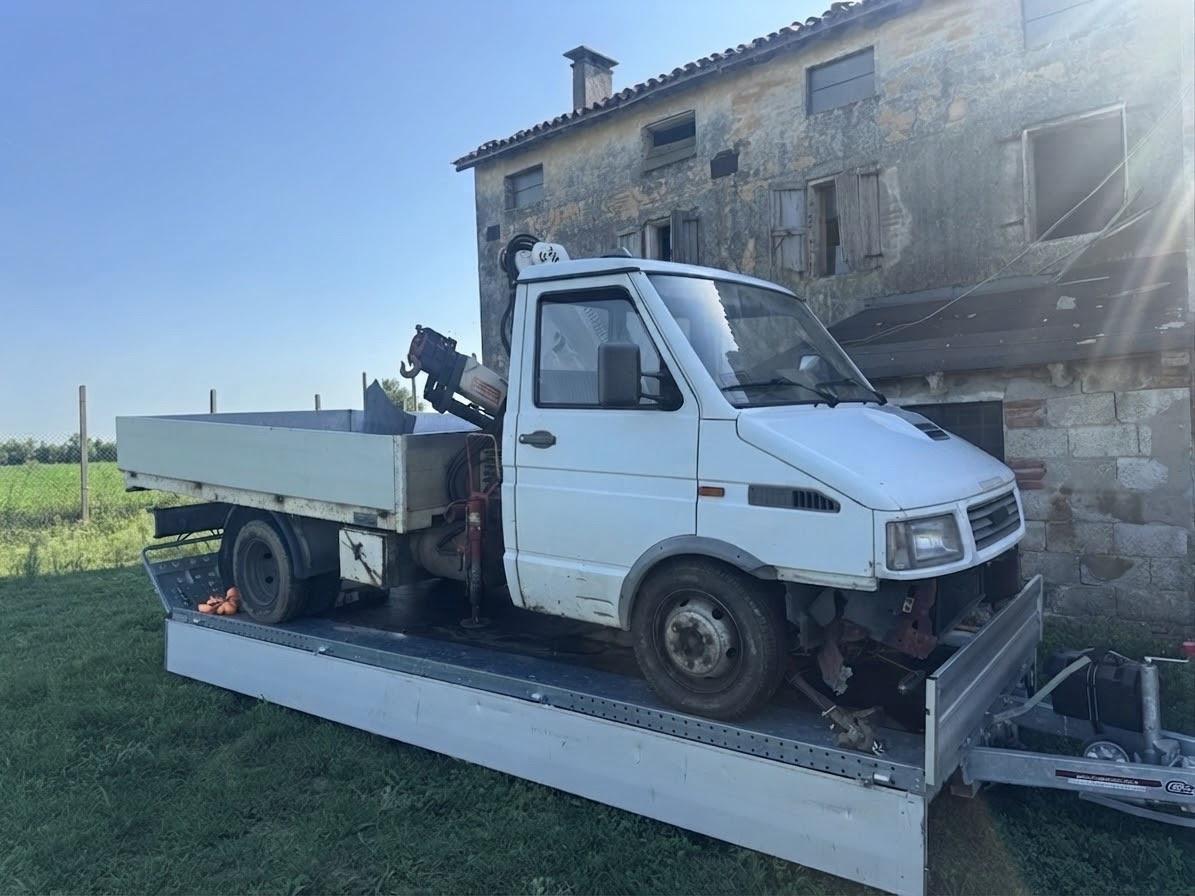 Iveco Daily con gru Botta davanti!!