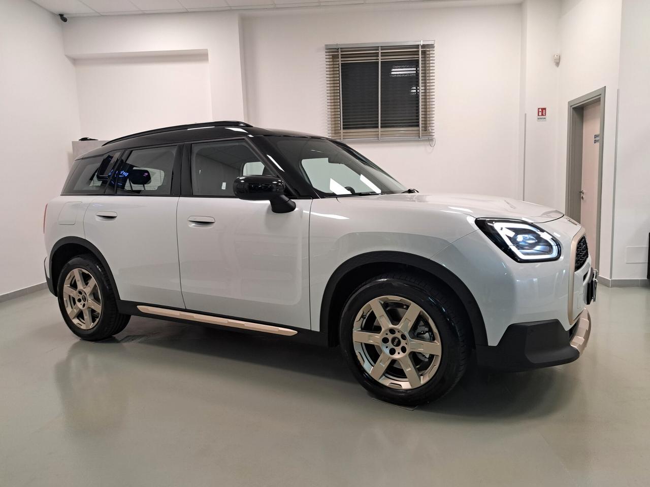 Mini Cooper Countryman U25 1.5 48V C Favoured auto hybrid 170cv