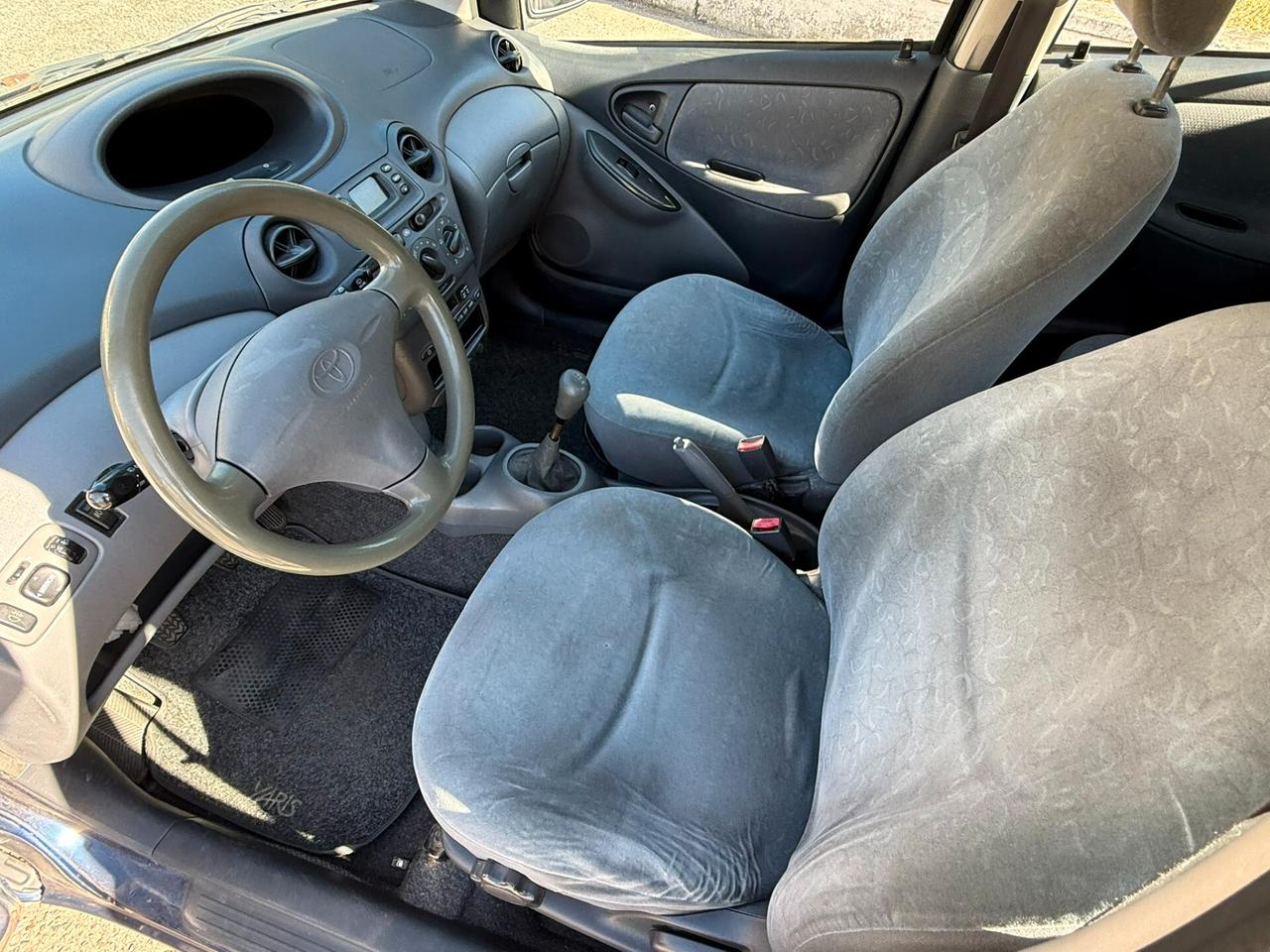 Toyota Yaris 1.0i 16V cat 5 porte Sol