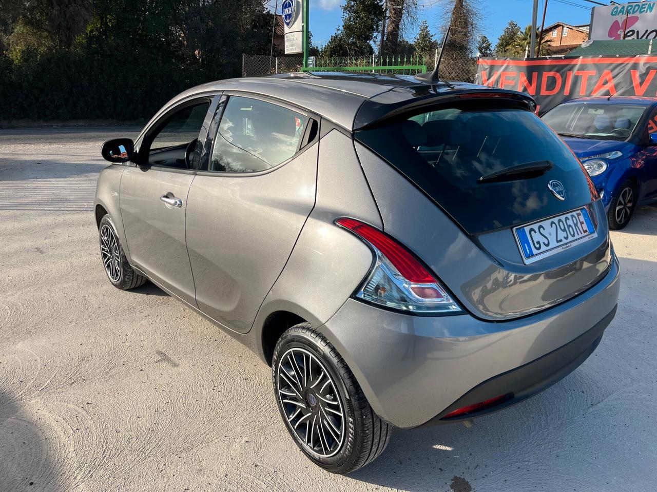 Lancia Ypsilon 1.0 FireFly 5 porte S&S Hybrid Oro