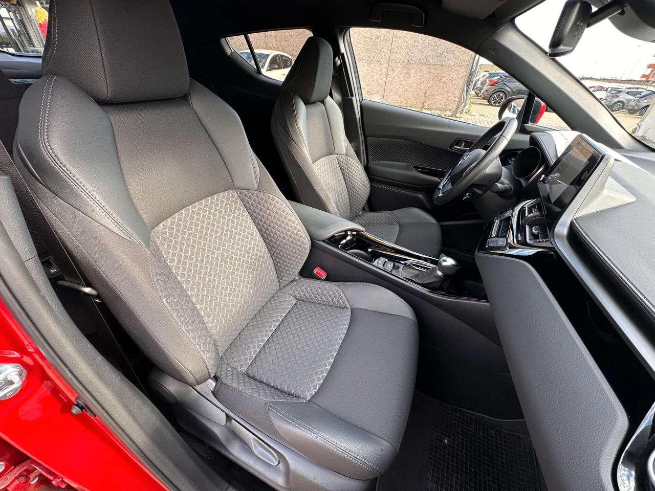 Toyota C-HR 1.8 Hybrid E-CVT Trend