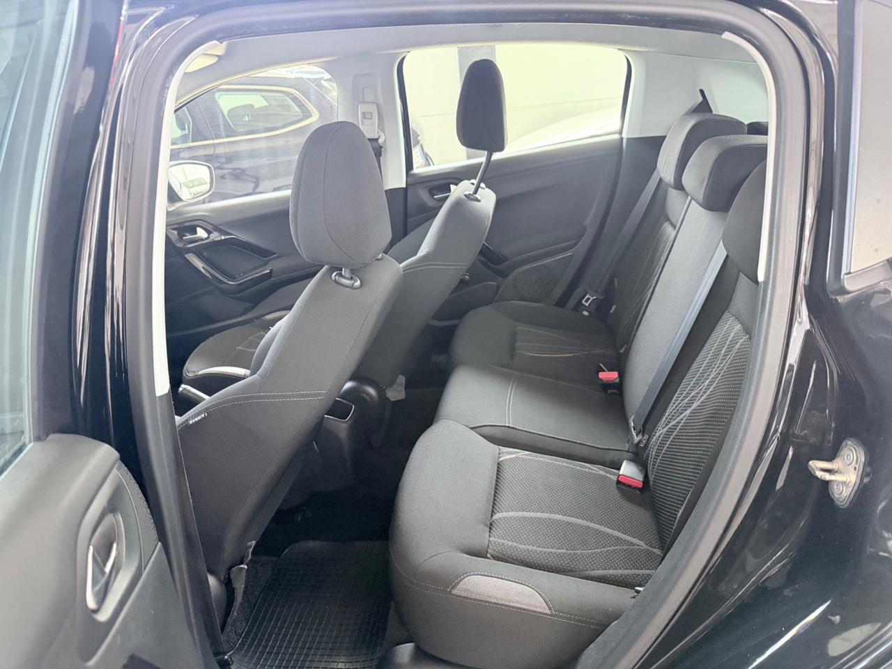 Peugeot 208 1.4 HDi 68 CV 5 porte Allure