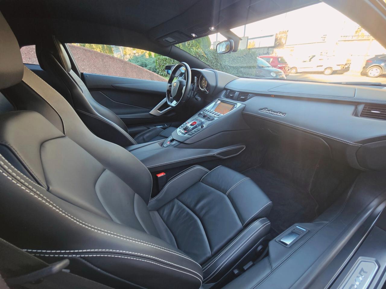 LAMBORGHINI Aventador 6.5 V12 LP700-4